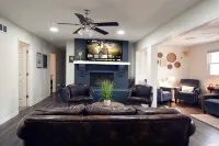 Charming 4-bedroom house with Private Pool near Savannah - Homestays