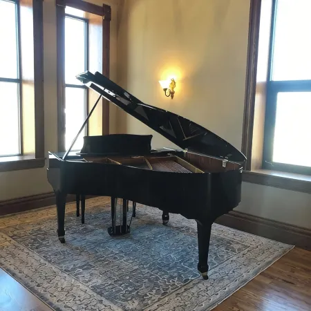 Spacious 2-bedroom loft above the International Owl Center in Houston, MN