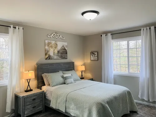 Cheerful 3 bedroom home on wooded acre. Near to Port Huron and Lake Huron. - Homestays