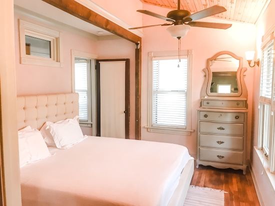 World Cup Matches Just 5 Min Away!  75" TV, King Bed, Lg 1 Acre Yard, Sleeps 8