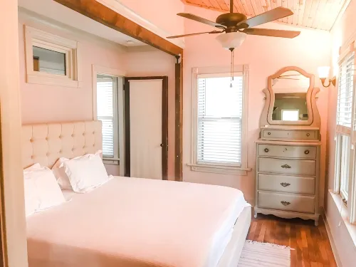 World Cup Matches Just 5 Min Away!  75" TV, King Bed, Lg 1 Acre Yard, Sleeps 8 - Jacuzzi