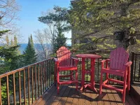 Peaceful 2 Bedroom Retreat with Lake Superior Sunrise Views. Near 3 State Parks! - 4-Star