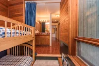 Private Waterfront Spa Retreat + Movie Theater - Hytter