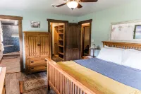 3Br Remodeled Ranch Style Home Close Downtown.  Quiet and Peaceful - Boutique