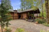 Huge Mountain Chalet - Gourmet Chefs Kitchen - Pool - One Block From Sandy River - Pool
