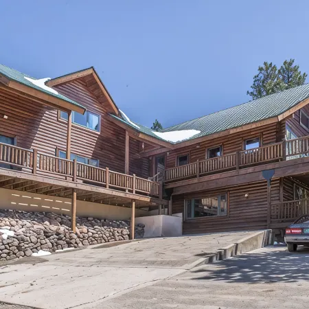 ENCHANTED CIRCLE LODGE-AWESOME MOUNTAIN VIEWS WITH HOT TUB AND SAUNA!