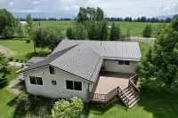 Peaceful Secluded Farmhouse - 10 minutes from Bonner's Ferry - Wifi