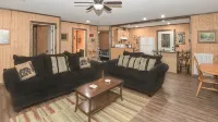 Mid- Lake home, perfect for a group w/ lots of boat and truck parking - Hytter