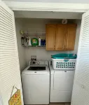 A cozy house that sleeps 10 just a few blocks from the beach - Wifi
