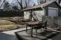 Tranquil Pet-Friendly Bungalow in Midtown Springfield with High-Speed Wi-Fi - Homestays