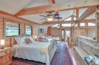 Mata'Zamo Cliffside Cabin, 1000 Acres Hiking Trails, Farm Animals, Family Fun! - 4-Star