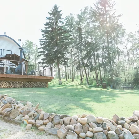 Rustic Cabin with glamour. Private, mature trees & close to provincial park