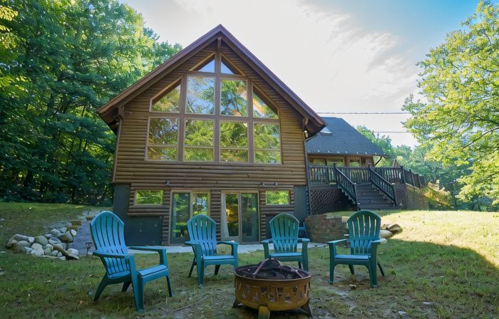 Quintessential Lakefront Home perfect for MultiFamily retreats on Thompson Lake