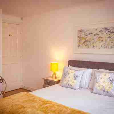 Beautiful Dawn - relax with stunning marina views Rooms