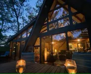 Charming 4-bedroom chalet with lake access in enchanting Innsbrook. - 3-Star