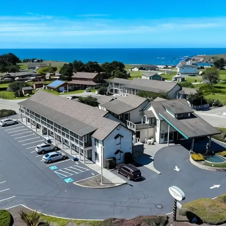 Emerald Dolphin Inn & Mini Golf
