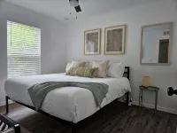 Top Floor Retreat Near Anna Maria Beaches. Beach Days-Easy Parking-Room to Relax - Apartments