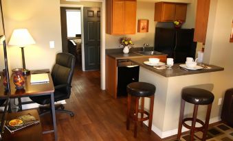 Eagle's Den Suites Cotulla a Travelodge by Wyndham