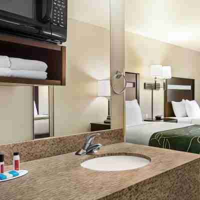 Travelodge by Wyndham Livonia Rooms