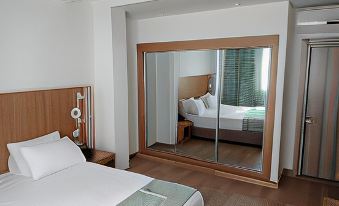 3. Hotel De..