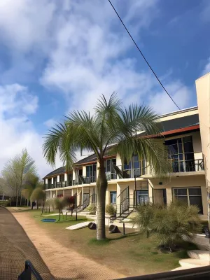 Brisas del Lago Apartamentos Hotels near Glorieta del Parque Quirós