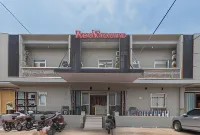 RedDoorz Near Exit Toll Sirkuit Sentul Hotels in Cibinong