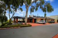 Gallery Hotel - Motels