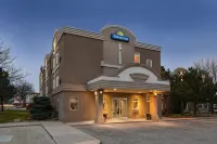 Days Inn by Wyndham Toronto West Mississauga Hotel in zona Charlotte Tilbury - Holt Renfrew Square One