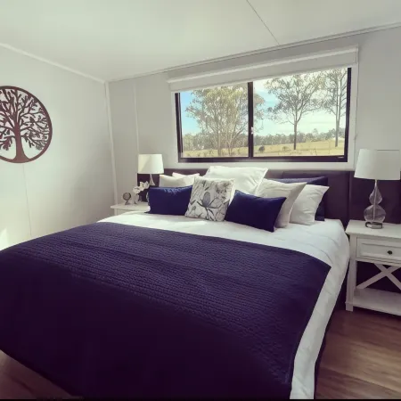 Copper Creek Retreat - Sleep Next Door to the Lions