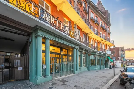 Harte and Garter Отели рядом с достопримечательностью «Dramatica»