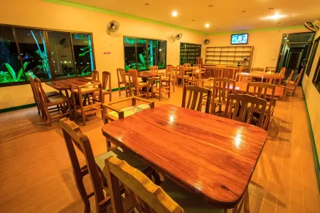 Pailin Resort Отели рядом с достопримечательностью «Wat Buppharam or Wat Plai Klong»