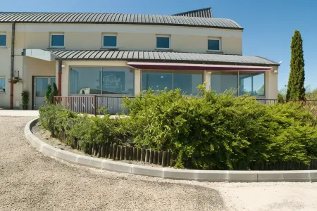 Logis Hotel Restaurant de La Madeleine Отели в г. Виньо