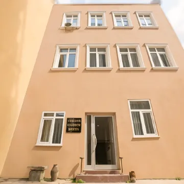Corner Garden Hotel Отели рядом с достопримечательностью «Каракой»