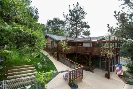 Bison Lodge For Quiet Contemplation, Modern Conveniences, AC/Wifi & Pets