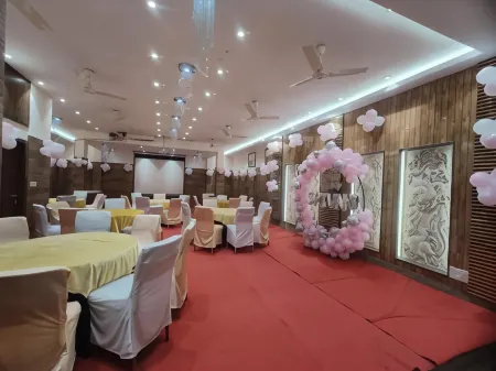 Stay @ 203 Отели рядом с достопримечательностью «Radha Krishan Park»