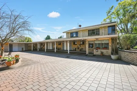 Motel Glenworth Отели рядом с достопримечательностью «Cobb & Co Museum»