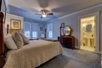 Spacious Victorian in N. Adams-walk to Mass MoCA Hotels in North Adams