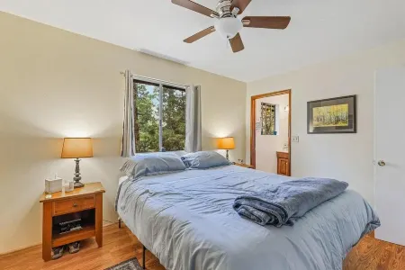 Cozy 3 Bedroom Cabin: Get Out of the Valley Heat in Munds Park. Отели рядом с достопримечательностью «Pinewood Trailhead»