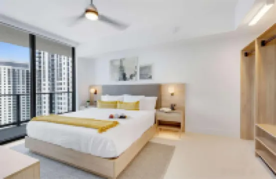 Chic Apartment with Pool and Gym - Stylish Downtown Retreat