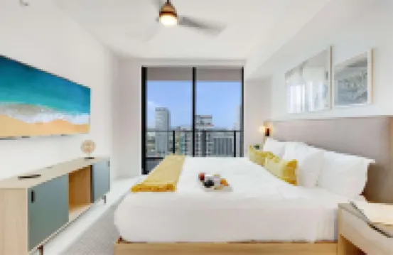 Chic Apartment with Pool and Gym - Stylish Downtown Retreat