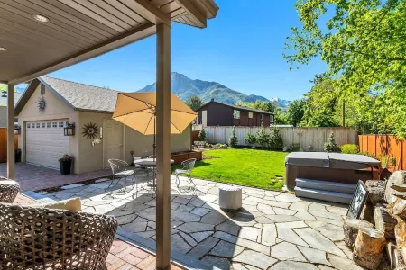 Cozy, Convenient Holladay Bungalow w/ Amenities Отели в г. Холладей