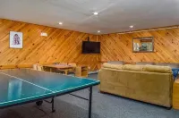 Cozy Ski In/Out Brookside 1-bedroom condo with WiFi in Newry Hotels in 