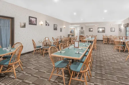 Ramada by Wyndham Hancock Waterfront Отели в г. Ханкок