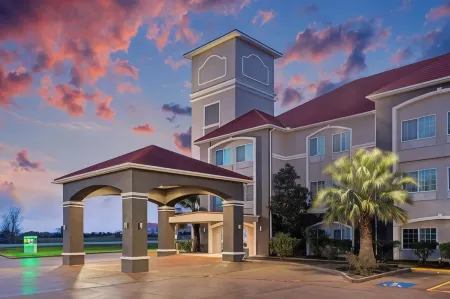 La Quinta Inn & Suites by Wyndham Fairfield TX Отели рядом с достопримечательностью «Фристон Медикал Сентер»