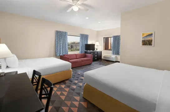 Days Inn by Wyndham Mackinaw City/Bridgeview Area
