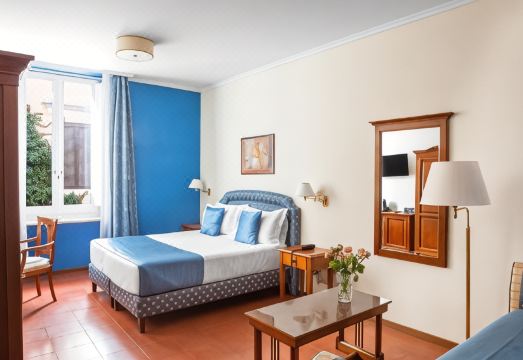 호텔 피아짜 디 스파냐의 클래식한 객실 내부