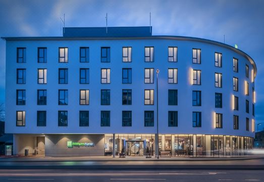 1. 홀리데이 인 익..