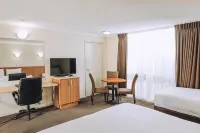 Best Western Chaffey International Motor Inn - parking