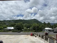 Taufusi Hotel - parking