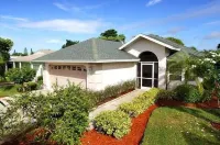 Salt water Pool/Spa Home WALKING DISTANCE TO Vanderbilt Beach! SUMMER SPECIAL !!